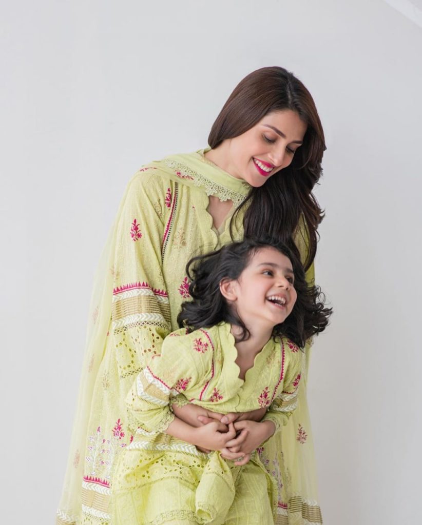 ayeza-khan-photo-with-kids