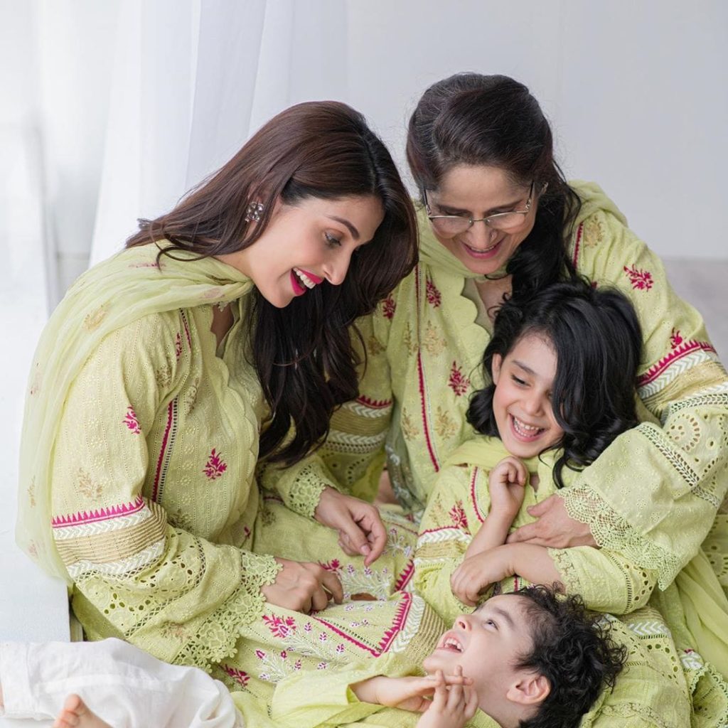 ayeza-khan-photo-with-rayyan-and-hoorain