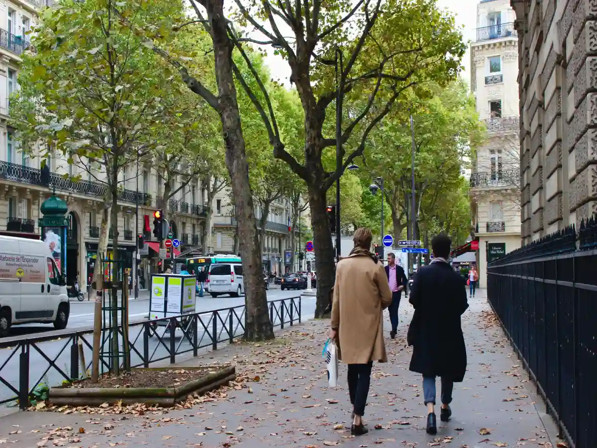 Street Style and Gen Z Fashion: How Urban Culture Shapes Modern Outfits